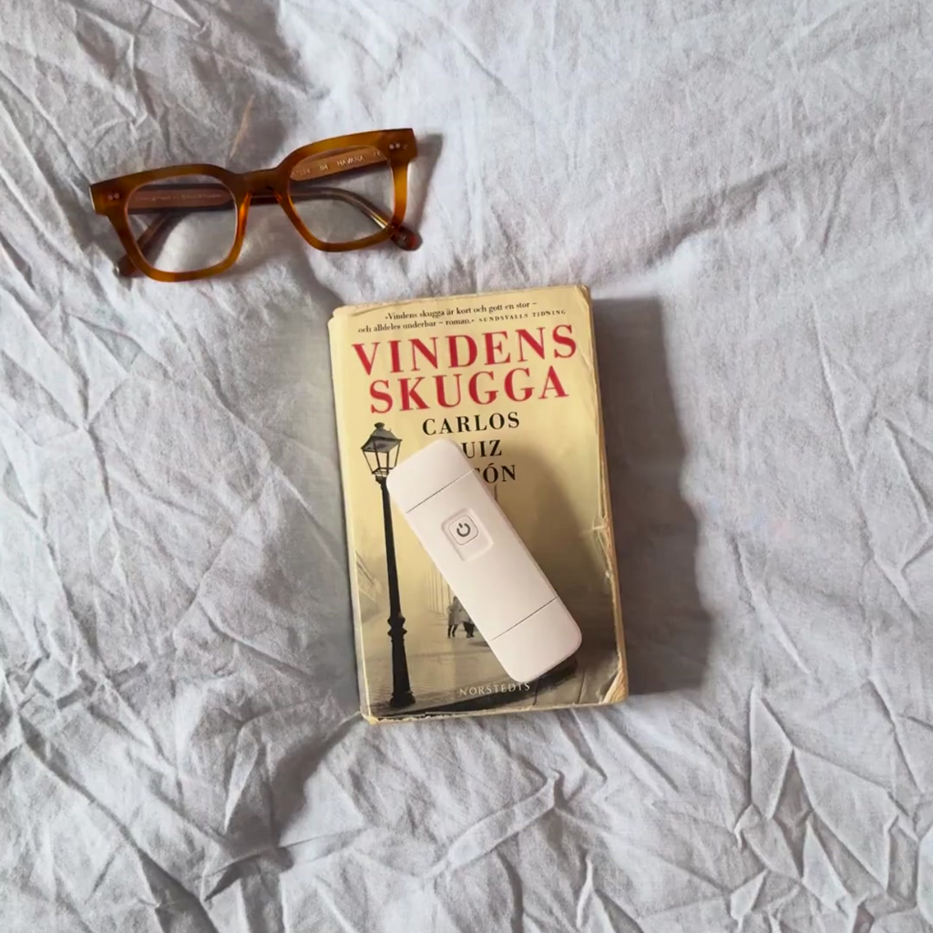 Låt NordGlow™ bli ljuset som gör varje lässtund behaglig – från första sidan till sista.